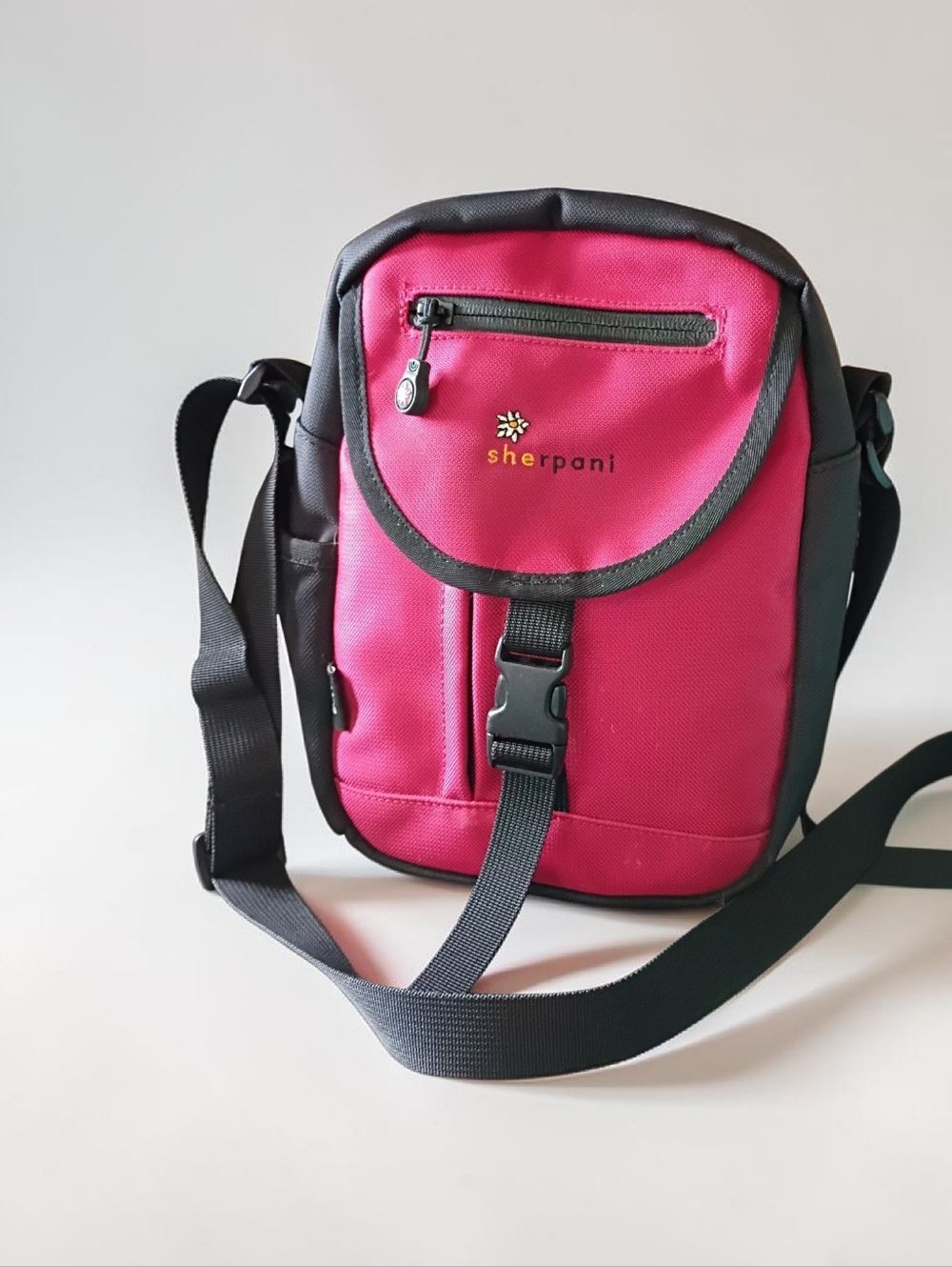 Sherpani Pica Red & Black Crossbody Purse Bag Travel Hiking Lightweight - Picture 2 of 7